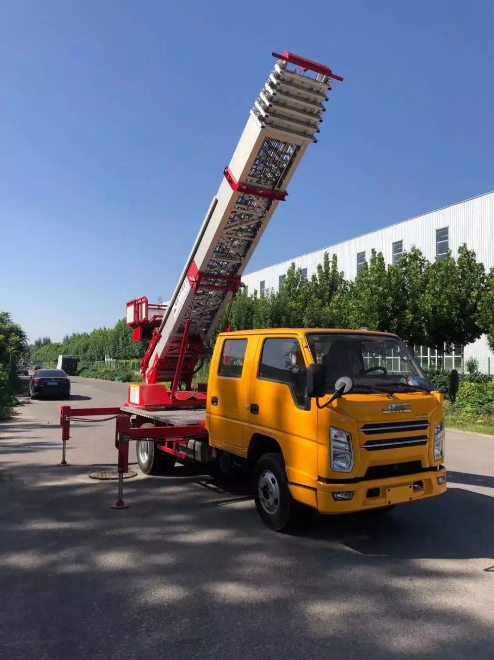 监利附近的云梯车出租服务：轻松解决高空作业需求